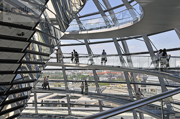 Reichstagskuppel des Bundestagsgebäudes  Berlin  Deutschland  Europa