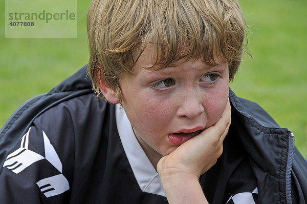 Schwer enttäuscht und den Tränen nahe nach einer Niederlage  achtjähriger Spieler der F-2 Junioren  Kinder-Fußballturnier  Blaustein  Baden-Württemberg  Deutschland  Europa