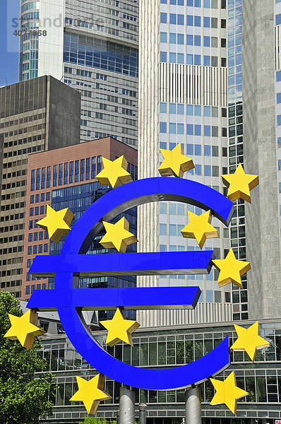 Eurosymbol mit Sternen vor Hochhäusern  Eurotower der Europäischen Zentralbank  EZB  Frankfurt am Main  Hessen  Deutschland  Europa