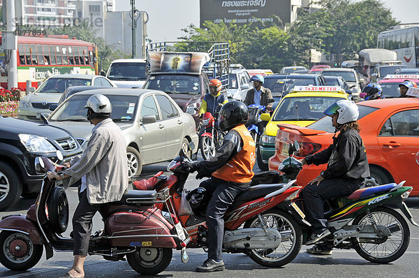 Motorräder und Autos in der Rush hour  Ratchadamnoen Klang Road  Bangkok  Thailand  Asien