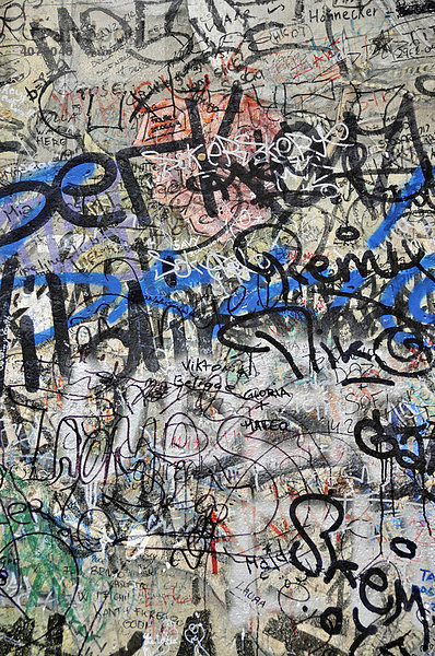 Mit Graffiti verschmierter Original DDR-Grenzpfosten vor dem Mauermuseum am Checkpoint Charlie  Berlin  Deutschland  Europa