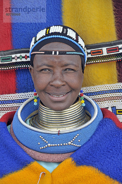 Frau vom Volksstamm der Ndebele  auch Matabele oder AmaNdebele in traditioneller Kleidung einer verheirateten Frau  Südafrika  Afrika