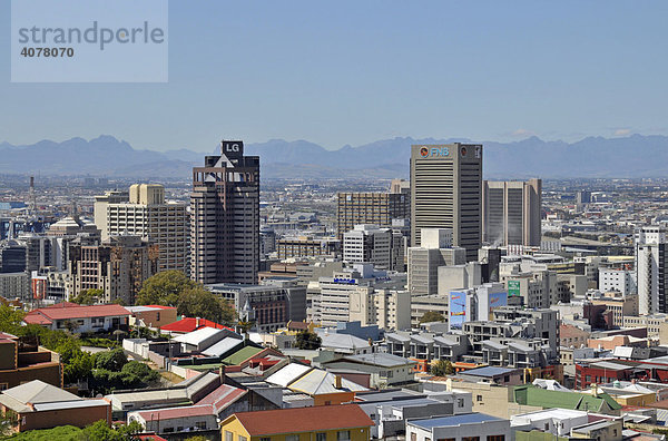 Blick von Bo-Kaap auf die moderne Innenstadt von Kapstadt  Südafrika  Afrika