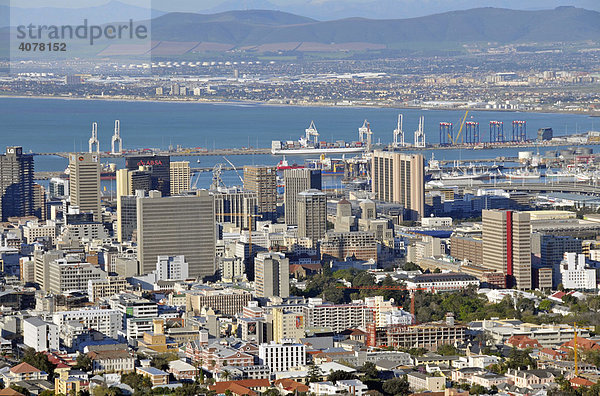 Blick vom Signal Hill auf die moderne Innenstadt von Kapstadt  Südafrika  Afrika