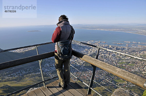 Frau blickt vom Tafelberg auf Kapstadt  Südafrika  Afrika