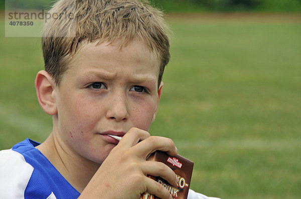 Junge trinkt während der Pause bei einem F-1 Junioren Fußballturnier  Baden-Württemberg  Deutschland  Europa