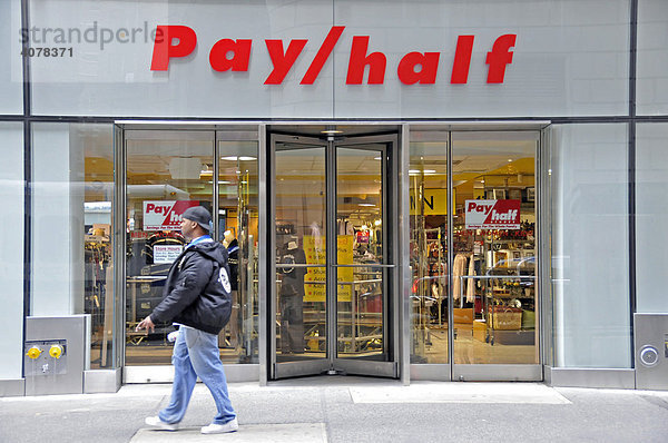 Pay half  Billigladen in Manhattan  New York City  USA