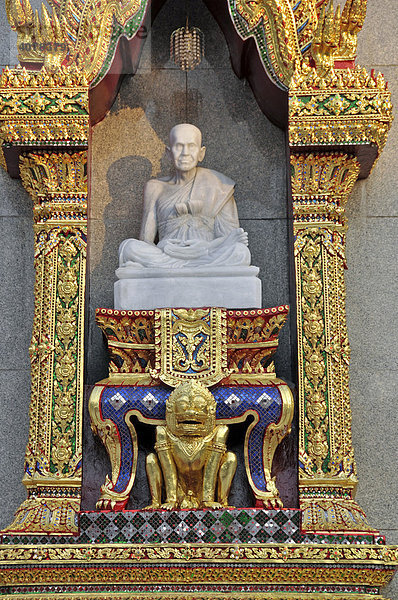 Statue eines in Thailand hochverehrten buddhistischen Mönchs  Wat Indraviharn  Bangkok  Thailand  Asien