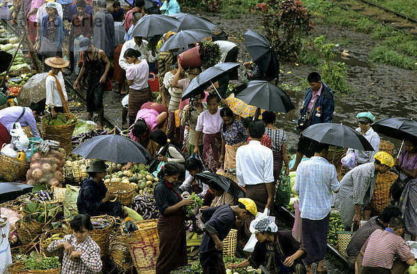 Markt bei Yangon auf einer Gleisanlage  Burma  Birma  Myanmar  Asien