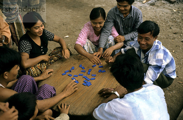Gruppe beim Domino spielen  Burma  Birma  Myanmar  Asien