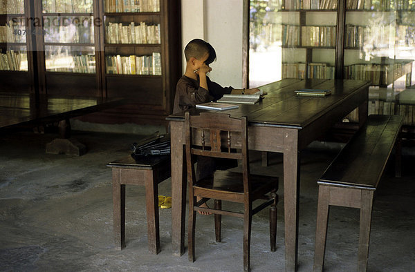 Lesender junger buddhistischer Novize  Vietnam  Asien
