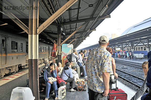 Wartende Passagiere  Bahnsteig  Hauptbahnhof Hua Lamphong in Chinatown  Bangkok  Thailand  Asien
