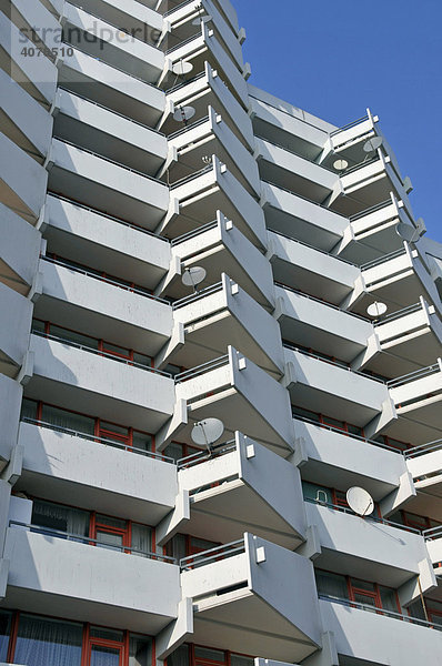Wohnhochhaus mit Balkonen und Satellitenschüsseln  Chorweiler bei Köln  Nordrhein-Westfalen  Deutschland  Europa