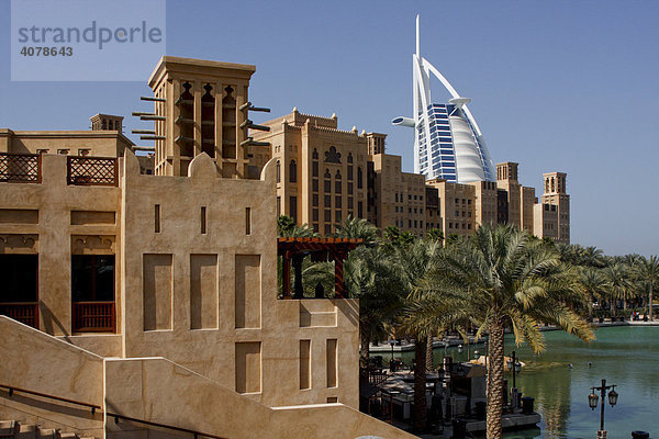 Madinat Jumeirah mit Hotel Burj Al Arab  Dubai  Vereinigte Arabische Emirate  Naher Osten
