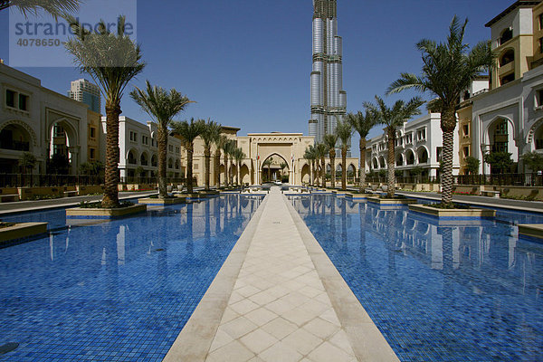 Schwimmbecken des Palace Hotel vor dem Burj Dubai  Dubai  Vereinigte Arabische Emirate  Naher Osten