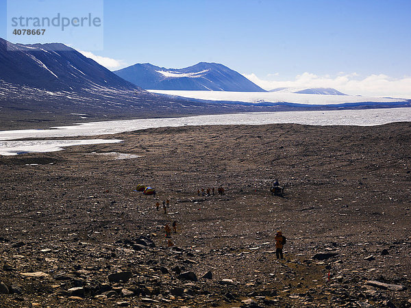 Hubschrauberlandeplatz im Taylor Valley nahe dem Canada-Gletscher  Dry Valleys  Antarktis