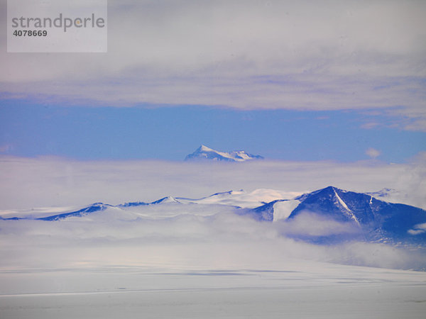 Flug von den Dry Valleys mit dem Hubschrauber zum Eisbrecher Kapitan Khlebnikov im McMurdo Sound  Antarktis