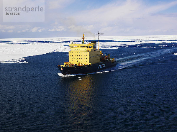 Eisbrecher Kapitan Khlebnikov im Packeis der Ross Sea vom Hubschrauber  Antarktis