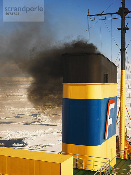 Eisbrecher Kapitan Khlebnikov unter Volldampf  rauchender Schornstein  Antarktis