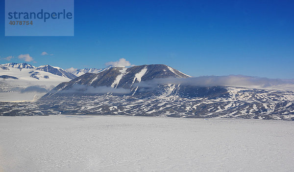 Auf dem Flug vom Eisbrecher im McMurdo Sound in die Dry Valleys  Antarktis