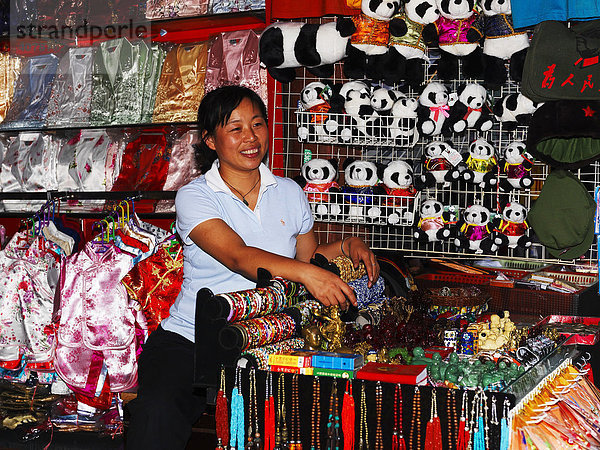 Freundliche Verkäuferin in einem Geschäft in der Altstadt  Shanghai  China  Asien
