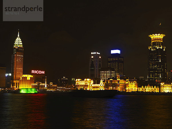 Skyline von Pudong am Huangpu River bei Nacht  Shanghai  China  Asien