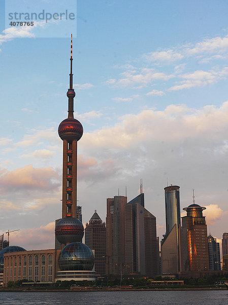 Skyline von Pudong am Abend  Shanghai  China  Asien