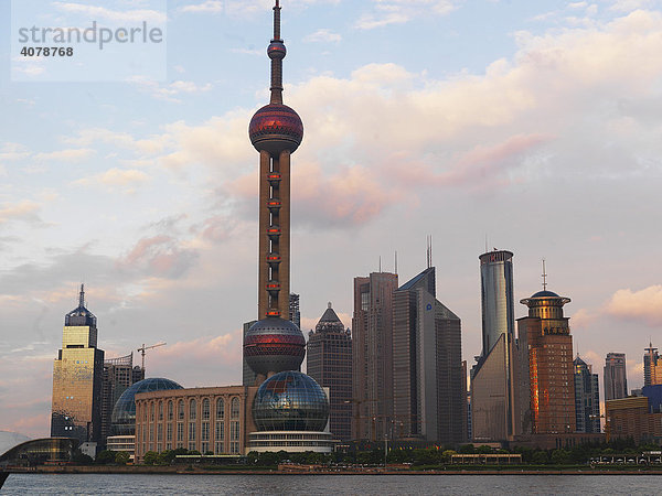 Skyline von Pudong mit Fernsehturm am Huangpu River am Abend  Shanghai  China  Asien