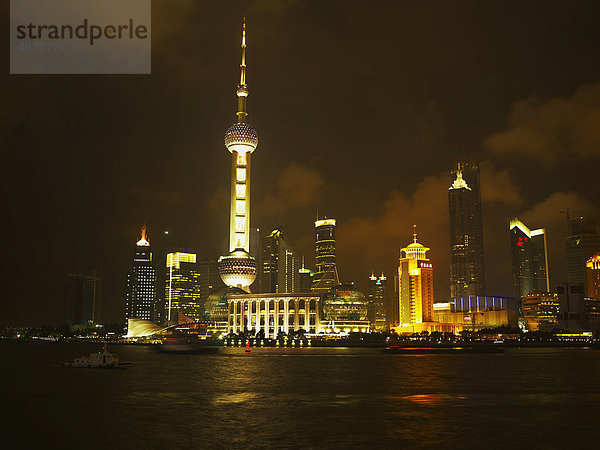 Fernsehturm von Pudong am Huangpu River bei Nacht  Shanghai  China  Asien