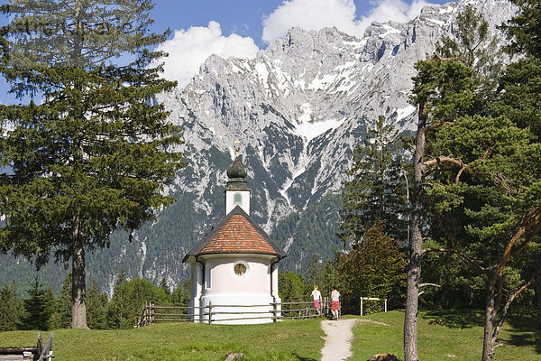 Kapelle Maria-Königin am Lautersee vor Karwendelgebirge  Werdenfelser Land  Oberbayern  Deutschland  Europa