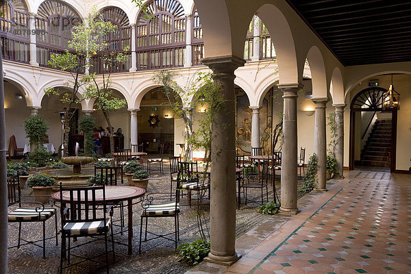 Innenhof des Parador Hotels  Parador De Granada San Francisco  Granada  Andalusien  Spanien  Europa