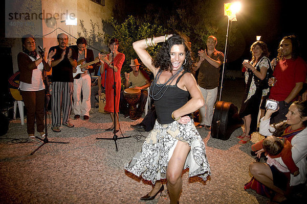 Gartenparty  Flamenco Abend mit Blanca Li  Choreographin und Tänzerin  im roten Kleid  Granada  Andalusien  Spanien  Europa
