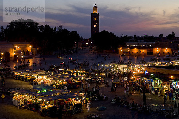 Hauptplatz Djemna El Fna mit Koutoubia-Moschee bei Sonnenuntergang in Marrakesch  Marokko  Afrika