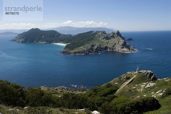 Leuchtturm und Aussicht auf Insel vor Illas Cies  Spanien  Europa