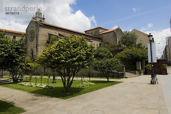 Platz Xardins de Casto San Pedro mit Kirche Igrexa San Francisco  Pontevedra  Spanien  Europa