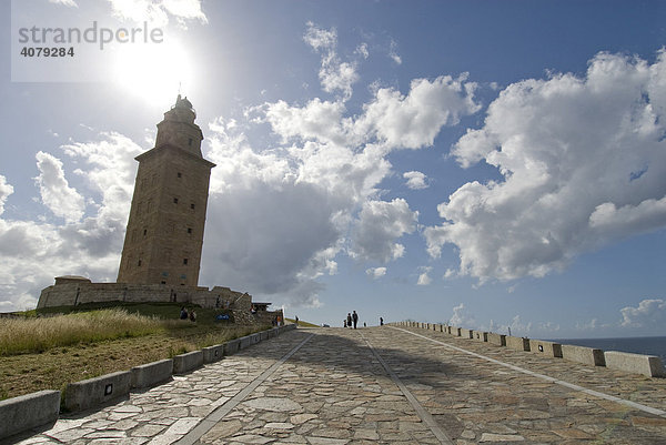 Torre de Hercules  Herkules-Turm  mit Sonne  A Coruna  Spanien  Europa