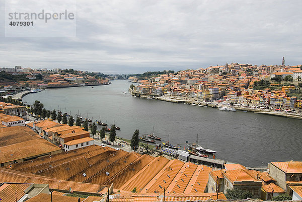 Rote Dächer und Douro Fluss  Porto  Portugal  Europa