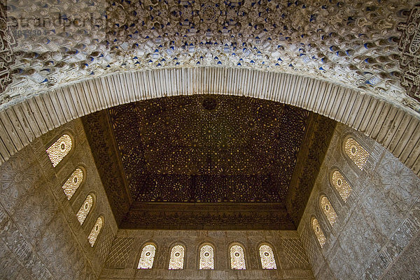 Decke des Palacio de los Leones in der Alhambra  Nasrid Paläste  Palazio Nazaries  Granada  Spanien  Europa
