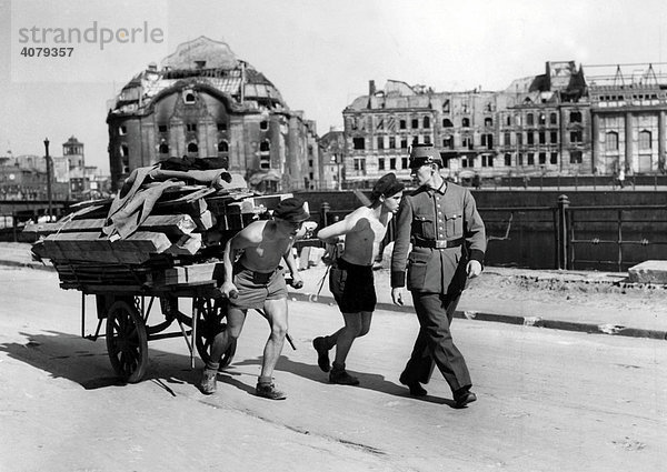 Jungen schleppen ein Anhänger  historische Aufnahme  1945