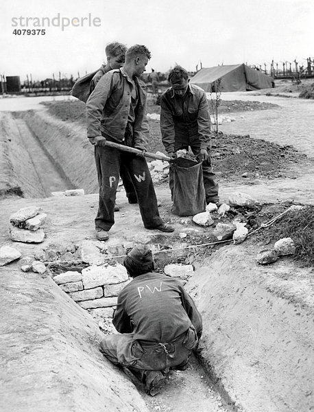 Vier Kriegsgefangene arbeiten  PW  Abkürzung von Prisoner of War  historische Aufnahme  1945  Holland  Niederlande  Europa
