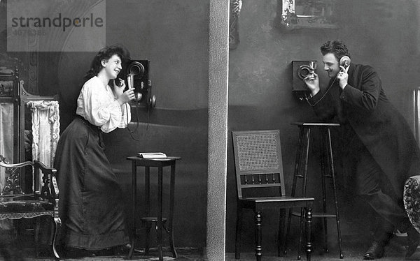 Mann und Frau telefonieren  historische Aufnahme  ca. 1915