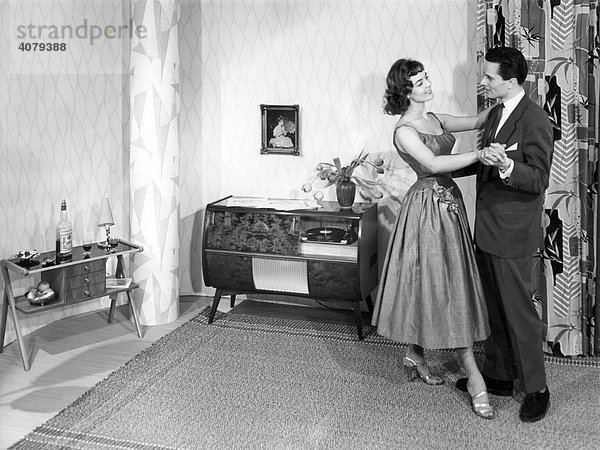 Paar tanzt im Wohnzimmer  historische Aufnahme  ca. 1955