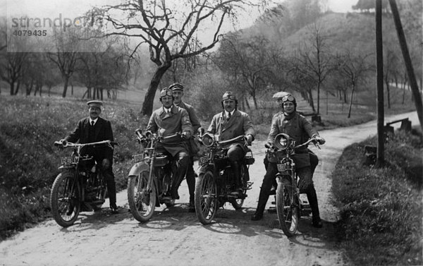 4 Motorradfahrer bei einem Ausflug  historische Aufnahme  ca. 1940