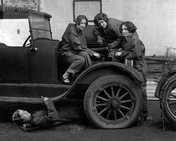 Automechanikerinnen reparieren ein Auto  historische Aufnahme  ca. 1920