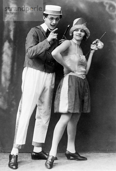 Mann und Frau in komischer Kleidung  historische Aufnahme  ca. 1920