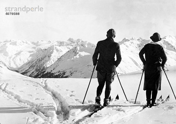 Historische Aufnahme  Paar fährt Ski  Alpenpanorama