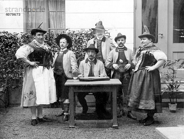 Historische Aufnahme  Männer  auch als Frauen verkleidet  ca. 1910  Bayern  Deutschland