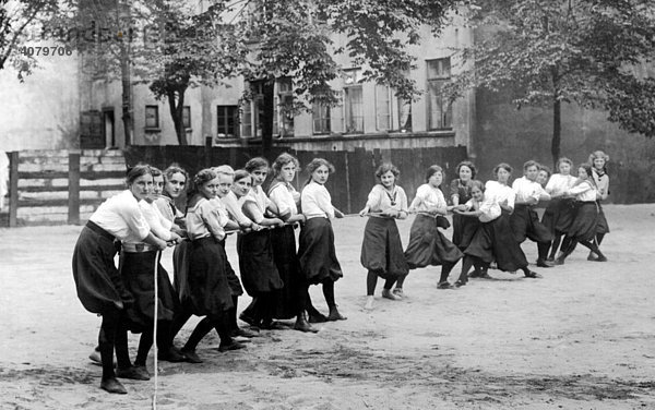 Historische Aufnahme  Frauen beim Seilziehen  ca. 1912