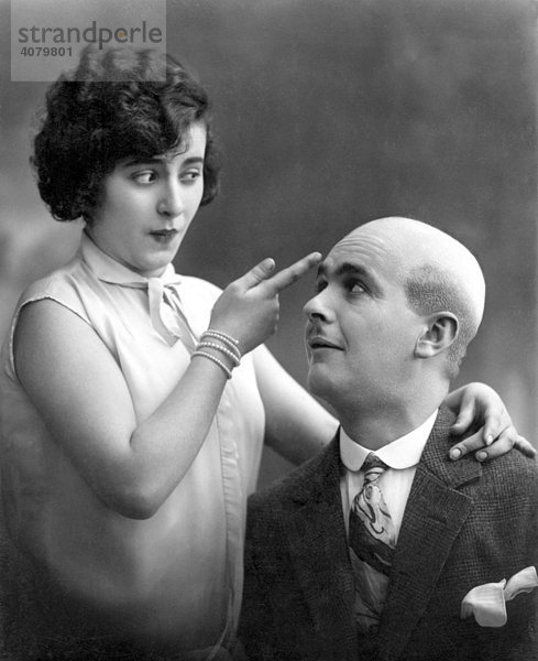 Historische Aufnahme  Frau und glatzköpfiger Mann  Warum hat Egon keine Haare? ca. 1920