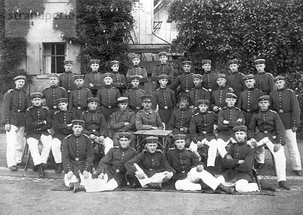 Historische Aufnahme  Erster Weltkrieg  Gruppenbild Soldaten